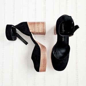 NWT. House of Harlow 1960 Tanner Black Suede Block Heel Platform Sandals Size 7